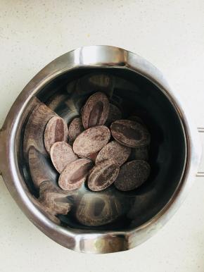 6、	黑巧克力隔水融化，温度不要超过60度