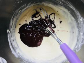 7、	将融化的黑巧克力放入芝士糊中，加入可可粉搅拌均匀。