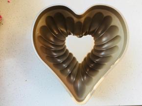 8、	心形模具，涂一层黄油或者椰子油，放入冰箱冷藏20分钟