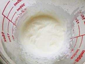 9、	淡奶油打至6、7分发，加入到芝士糊中搅拌均匀