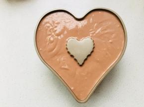 10、	将巧克力芝士糊倒入模具中，放入冰箱冷藏4小时以上，隔夜最好。