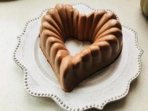 11、	冷藏后，用吹风机吹一下脱模，筛不筛可可粉随个人喜好。