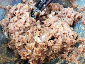 用筷子朝一个方向搅拌上劲抱团后，盖上保鲜膜放入冰箱冷藏一个小时