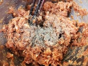 加入现磨黑胡椒碎