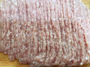 猪肉剁成肉茸，我用了里脊肉加了0.5分肥肉