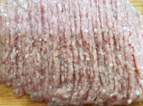 猪肉剁成肉茸，我用了里脊肉加了0.5分肥肉
