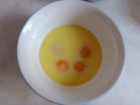 牛奶、玉米油、蛋黄混合均匀。