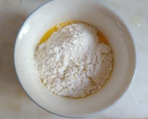 加入过筛后的低筋面粉。