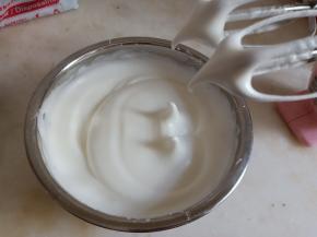 蛋清加几滴白醋，分三次加入细砂糖打至小弯钩状态。