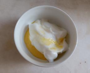 舀一勺面糊与打好的蛋白霜翻拌均匀。