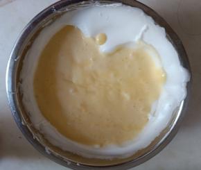 将拌好的蛋黄糊与剩余的蛋白霜翻拌均匀。