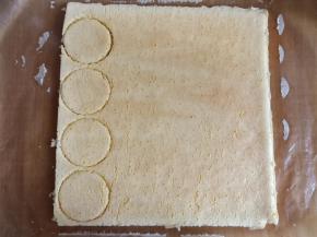 出炉放凉后用模具压出圆形蛋糕片。