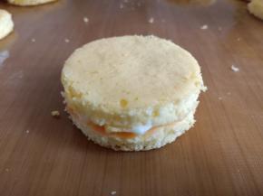 再盖上另一块蛋糕片。