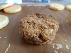 四周全部抹上沙拉酱，沾满肉松即可。