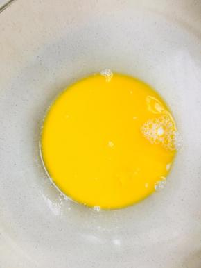 2、	加入配方中的糖，搅拌至糖融化