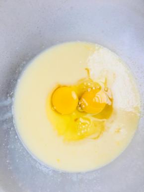 5、	加入全蛋和盐，搅打均匀。