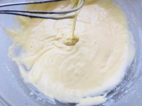 8、	待容器中没有干粉，面糊呈细腻状，盖上保鲜膜静置20分钟