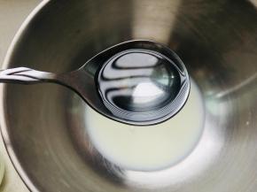 14、	星空面部分：将牛奶放入容器中，加入椰子油。