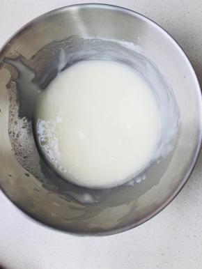 15、	充分搅拌均匀后，加入糖粉，搅拌均匀后呈现可流动膏状。