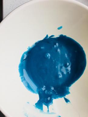 16、	将膏体分成不等量的3份，其中量最大的那份加入蓝色色素。