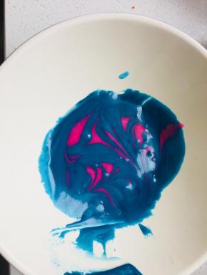 17、	稍小份加入粉色色素，搅拌均匀后，放入蓝色膏体中，不要搅拌。用牙签简单搅动几下即可。