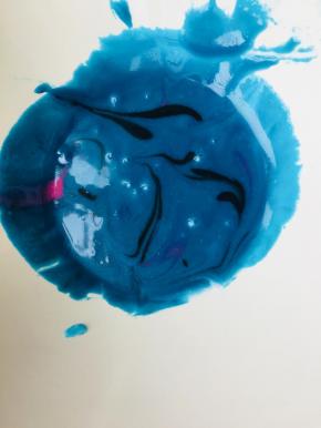 18、	最小的那份加入竹炭粉或者黑色色素。黑色只需要一点点就够了。同样用牙签搅动几下。