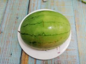 准备食西瓜皮一个、香醋半勺、白糖半勺、盐少许