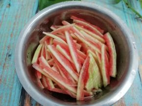 然后用刀切成小薄片，放在盆中
