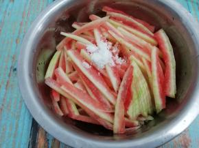 在将盐加入拌匀，腌制三个小时