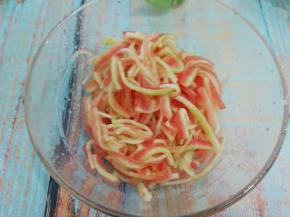 腌好的西瓜皮捞出沥干水