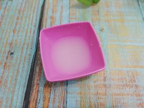 将糖和香醋放在容器中搅拌均匀