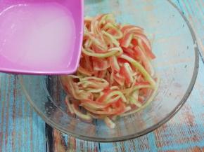 在把糖醋汁倒入腌好的西瓜皮中，搅拌均匀即可