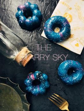 银色色粉，加少许朗姆酒调开，拨弄刷子，淋上银色斑点。