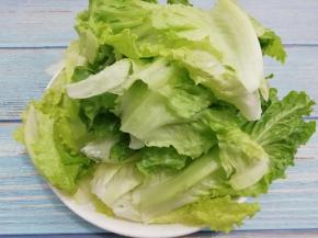 生菜去掉根部和黄的叶子，然后用盐水浸泡一会儿，再用水冲洗干净