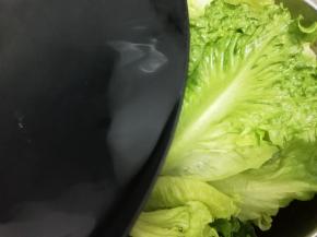 锅中加入适量的水大火烧开，然后把水倒在生菜上面，快速的烫一下生菜