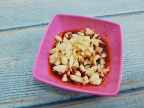 再把切好的蒜粒放入容器中，搅拌均匀备用