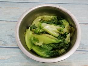 烫好的生菜捞出，沥干水分放入盆中