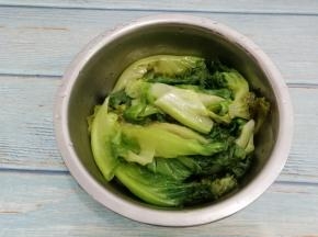 烫好的生菜捞出，沥干水分放入盆中