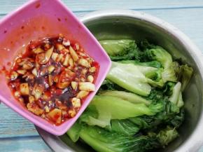 把调好的料倒入生菜中