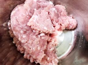 剁好的肉茸放入盆里