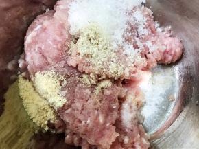 加入白糖，鸡粉，胡椒粉，盐