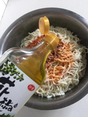 放入一勺花椒油。