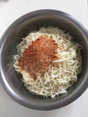 取一个大一点儿盆子，把牛筋面放进去，把搅拌好的调料全部倒进牛筋面中。