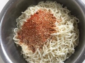 取一个大一点儿盆子，把牛筋面放进去，把搅拌好的调料全部倒进牛筋面中。