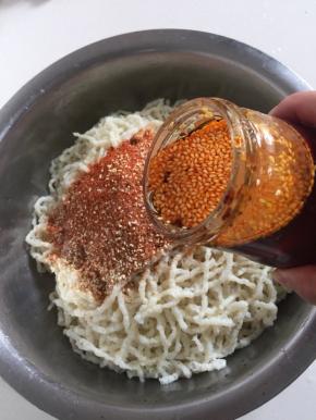 倒入适量的自制辣椒油。