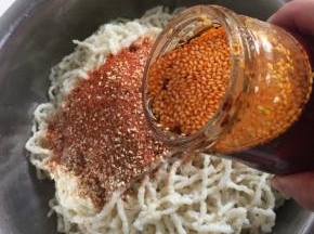 倒入适量的自制辣椒油。