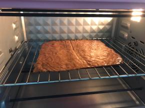 取下油纸，把肉脯直接放在烤架上继续烤5分钟