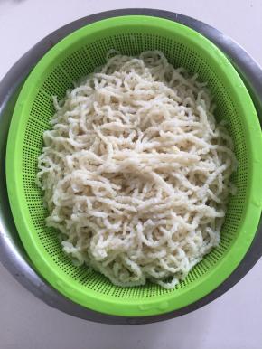 浸泡好的牛筋面捞出沥干水分备用。