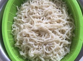 浸泡好的牛筋面捞出沥干水分备用。
