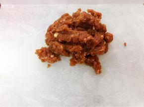 裁油纸两倍大对折好，把所以肉茸分成三份，取一份肉茸铺在油纸上，叠起另外一半油纸把肉茸擀平擀薄